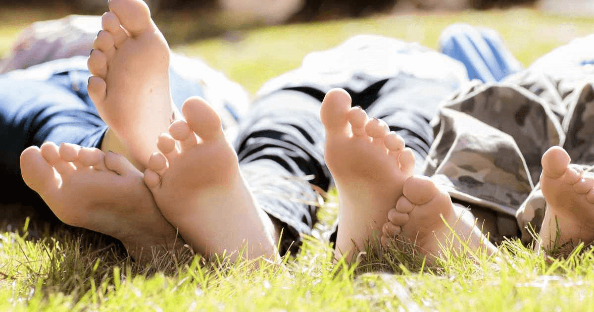 10-ways-to-ease-swollen-feet-and-ankles-in-hot-weather