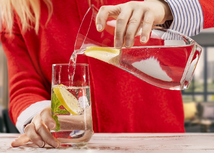 Does drinking lots of water help cystitis?